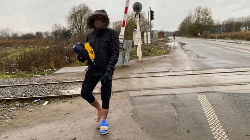 Barfuß in Calais überleben