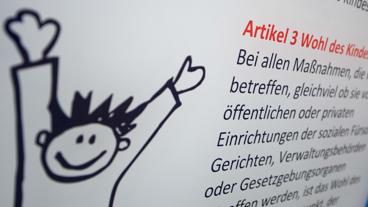 Ein Plakat mit dem Artikel 3 der UN-Kinderrechtskonvention hängt in einer Klinik für Kinder- und Jugendpsychiatrie. 