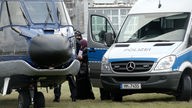 11.12.2018, Hamburg: Eine Frau wird am Flughafen Hamburg von einem Gefangenentransporter in einen Hubschrauber der Bundespolizei geführt.