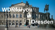 Blick auf die Dresdener Semperoper auf dem Theaterplatz mit dem Reiterstandbild