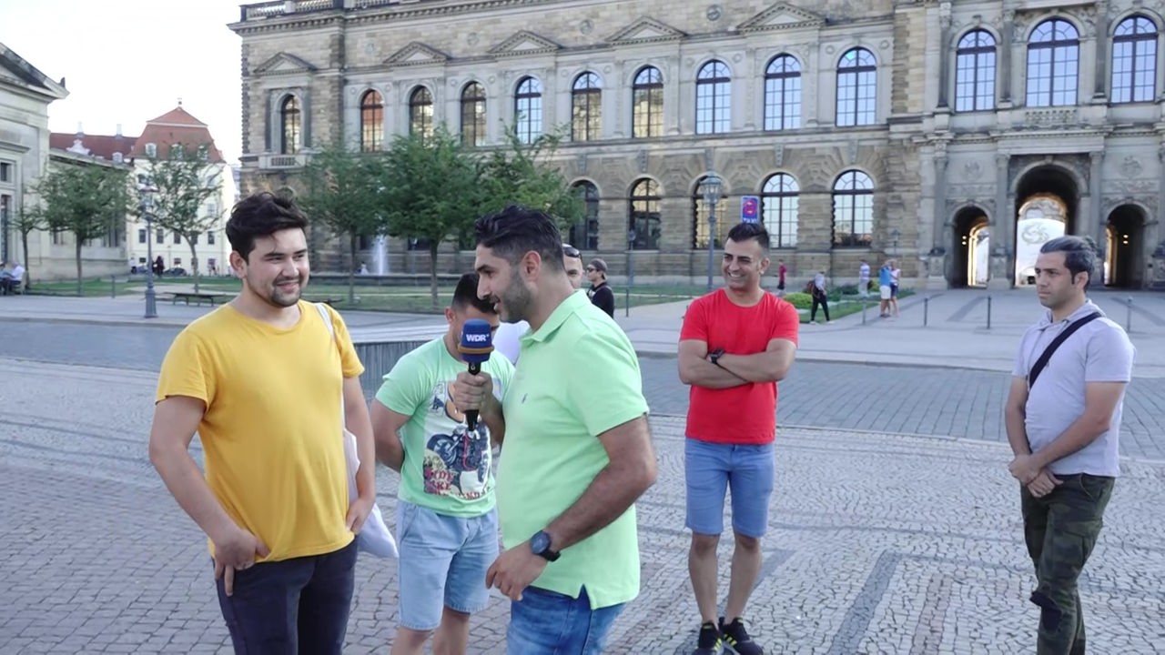 Bamdad Esmaili von WDRforyou Reporter fragt Flüchtlinge in Dresden 
