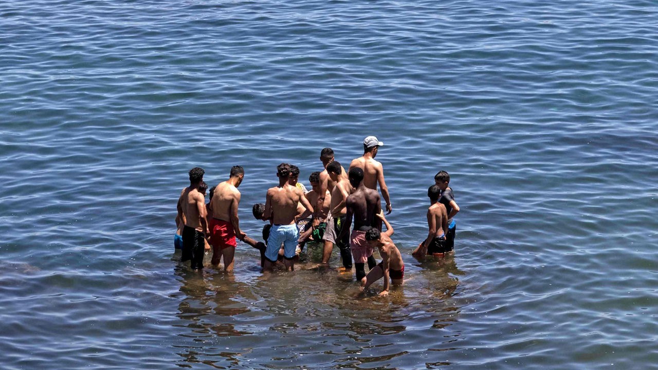 Tausende Migranten schwimmen nach Ceuta