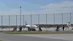 Flughafen Weeze: Fluggäste mit Handgepäck auf dem Weg zum Terminal