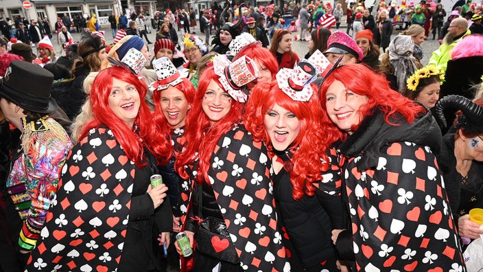 Eine Gruppe kostümierter Frauen feiert in Düsseldorf.