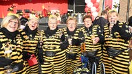 Diese Frauen feiern Altweiber in Düsseldorf im Bienenkostüm.