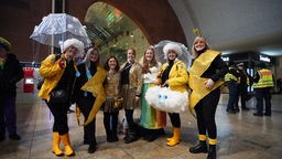 Eine Gruppe von Frauen am Hbf in gelb gekleidet 