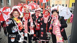 Fünf Frauen feiern in Köln.