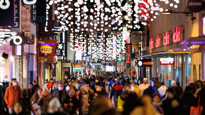 Viele Menschen in der "Hohe Straße" zur Weihnachtszeit in Köln