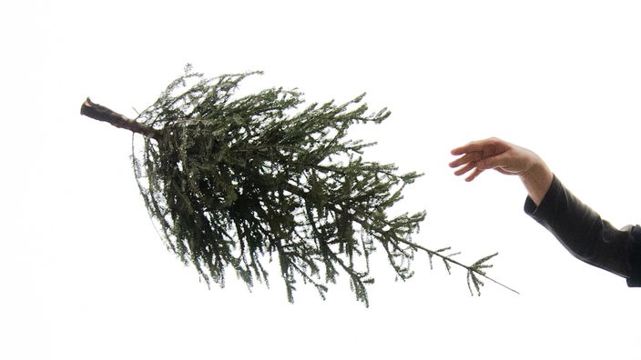 Weihnachtsbaum fliegt durch die Luft