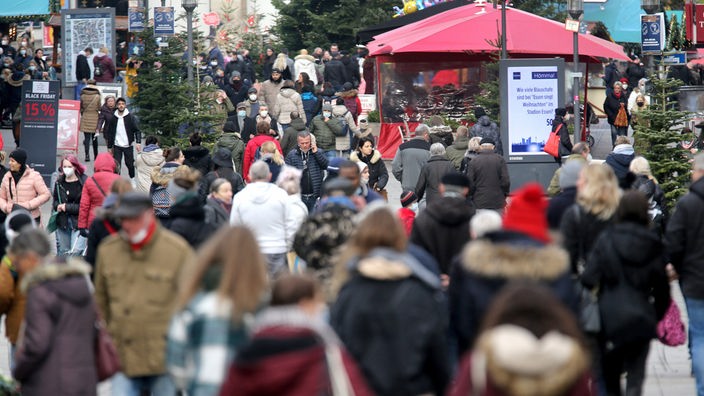 Menschen in der Innenstadt Essens auf dem Weihnachtsmarkt