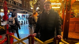 Duisburger Weihnachtsmarkt: Alexander Klomparend vor Stahlbarrieren