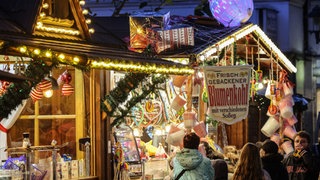 Archiv - Besucher gehen über den Weihnachtsmarkt in Essen-Steele