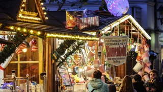  Besucher gehen über den Weihnachtsmarkt - Archivbild