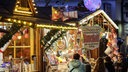 Besucher gehen über den Weihnachtsmarkt in Essen-Steele