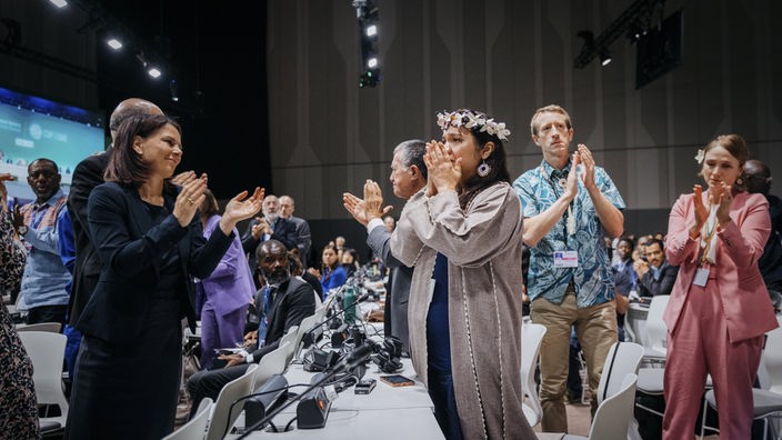 Annalena Baerbock (Buendnis 90/Die Gruenen), Bundesaussenministerin, gemeinsam mit der Delegation der Marshall Islands aufgenommen im Rahmen der finalen Sitzung im Plenum der COP28 in Dubai, 13.12.2023