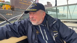 Ex-Kapitän Jürgen Weber auf dem Schiff, das neben dem U17-Transport fährt