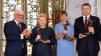 Bundespräsident Frank-Walter Steinmeier  applaudiert Dalia Grybauskaite, Kersti Kaljulaid, und Raimonds Vejonis,nachdem er ihnen den Internationalen Preis des Westfälischen Friedens überreicht hat. 
