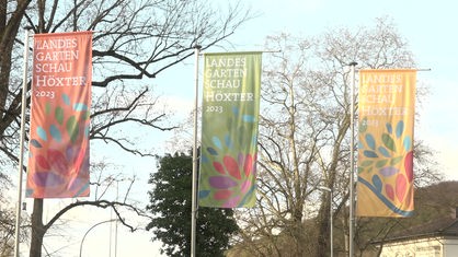 Drei Fahnen machen Werbung für die Landesgartenschau in Höxter
