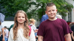 Es sind zwei ukrainische Kinder (links Mädchen, rechts Junge) zu sehen