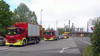 Einsatzfahrzeuge der Feuerwehr vor einem Firmengelände