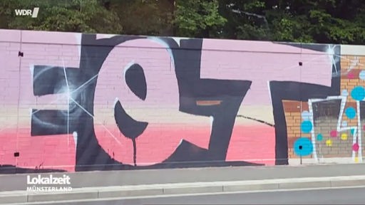 Graffiti-Schriftzug EQT an einer Steinwand.