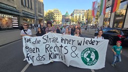 Auf dem Bild sind viele Demonstraten zu sehen.