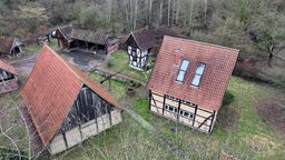 Einige alte illegale Gebäude im Wald