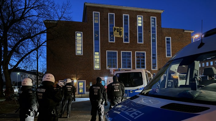 Polizisten umstellen ein besetztes Jugendzentrum