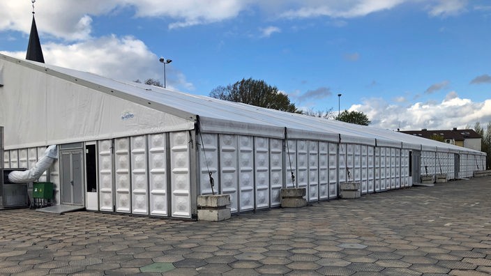 Außenansicht Zelt, das als Notunterkunft für Kriegsflüchtlinge in Betrieb genommen wird.