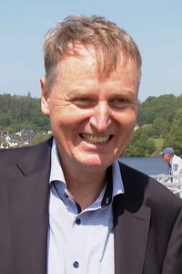 Der Geschäftsführer der Lux-Werft am Biggesee, Rainer Miebach, steht auf der MS Westfalen