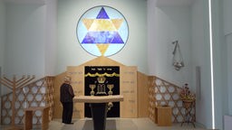 Irith Michelsohn steht in der Bielefelder Synagoge vor einem Altar