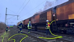 Die Feuerwehr löscht den Zug.