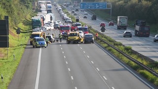 Unfallstelle auf einer Autobahn. Vor Ort sind Polizei und Feuerwehr.