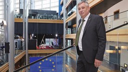 Der Europaabgeordnete Geuking steht auf einer Treppe