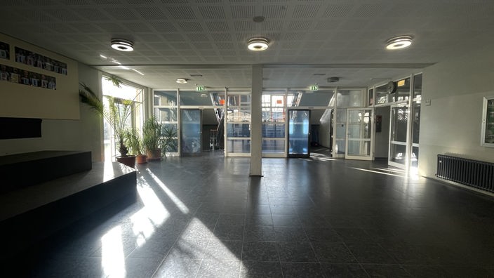 Ein leeres Foyer in einem Gymnasium
