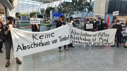 Protest gegen Abschiebung am Flughafen Düsseldorf