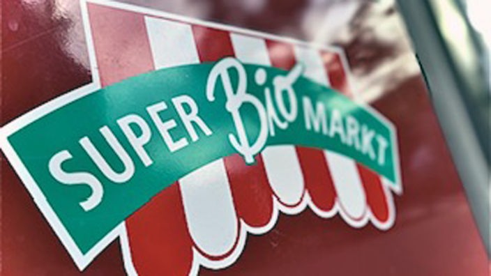 Das Logo des SuperBioMarkt in den Farben grün und rot. 