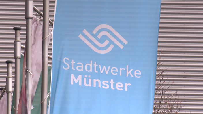 Eine hellblaue Fahne mit weißer Aufschrift "Stadtwerke Münster"