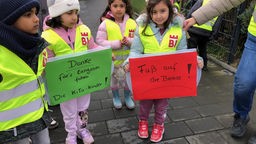 Kita-Kinder halten Schilder hoch