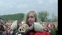 Bärbel Uphoff mit den Schimpansenbabys Max und Moritz bei der Eröffnung des Allwetterzoos vor 50 Jahren 