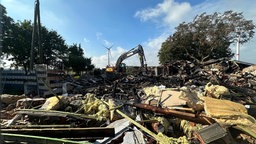 zu sehen ist ein Wohnhaus, welches von einer Explosion betroffen ist 