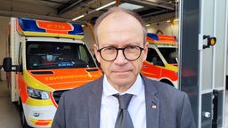 DRK-Geschäftsführer Christoph Schlütermann vor der Rettungswache in Coesfeld