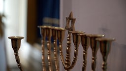 Ein jüdischer Leuchter, dessen Mitte mit einem Davidstern verziert ist
