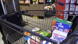 Einkaufswagen mit Lebensmitteln