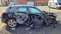 zerstörtes Auto nach Unfall
