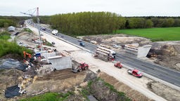 Baustelle auf der Autobahn A1 von oben fotografiert.