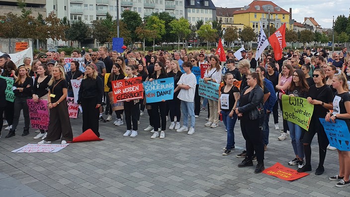 Schüler demonstrieren gegen die Schließung des Berufskollegs