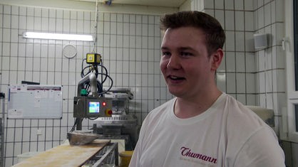 Bäcker Jannis Thumann in seiner Backstube