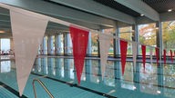 Ein Schwimmbecken ohne Schwimmer im neuen Südbad in Münster