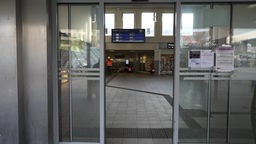 Die leere Eingangshalle am Bahnhof Gütersloh